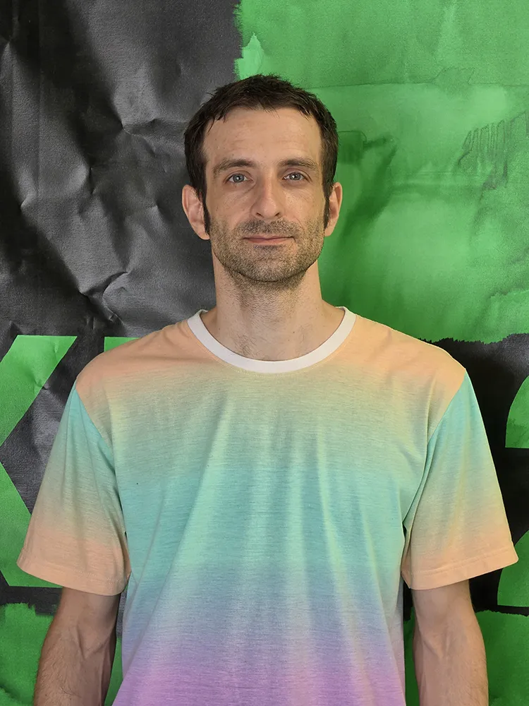Photographie en portrait de l'artiste Jean-Baptiste Lenglet devant la peinture Exit 23